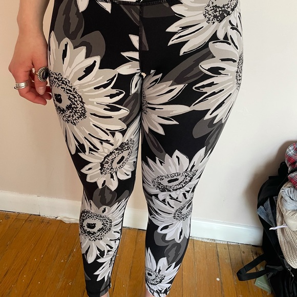 Aerie sport leggings. Very comfy and unique pattern - Picture 3 of 4